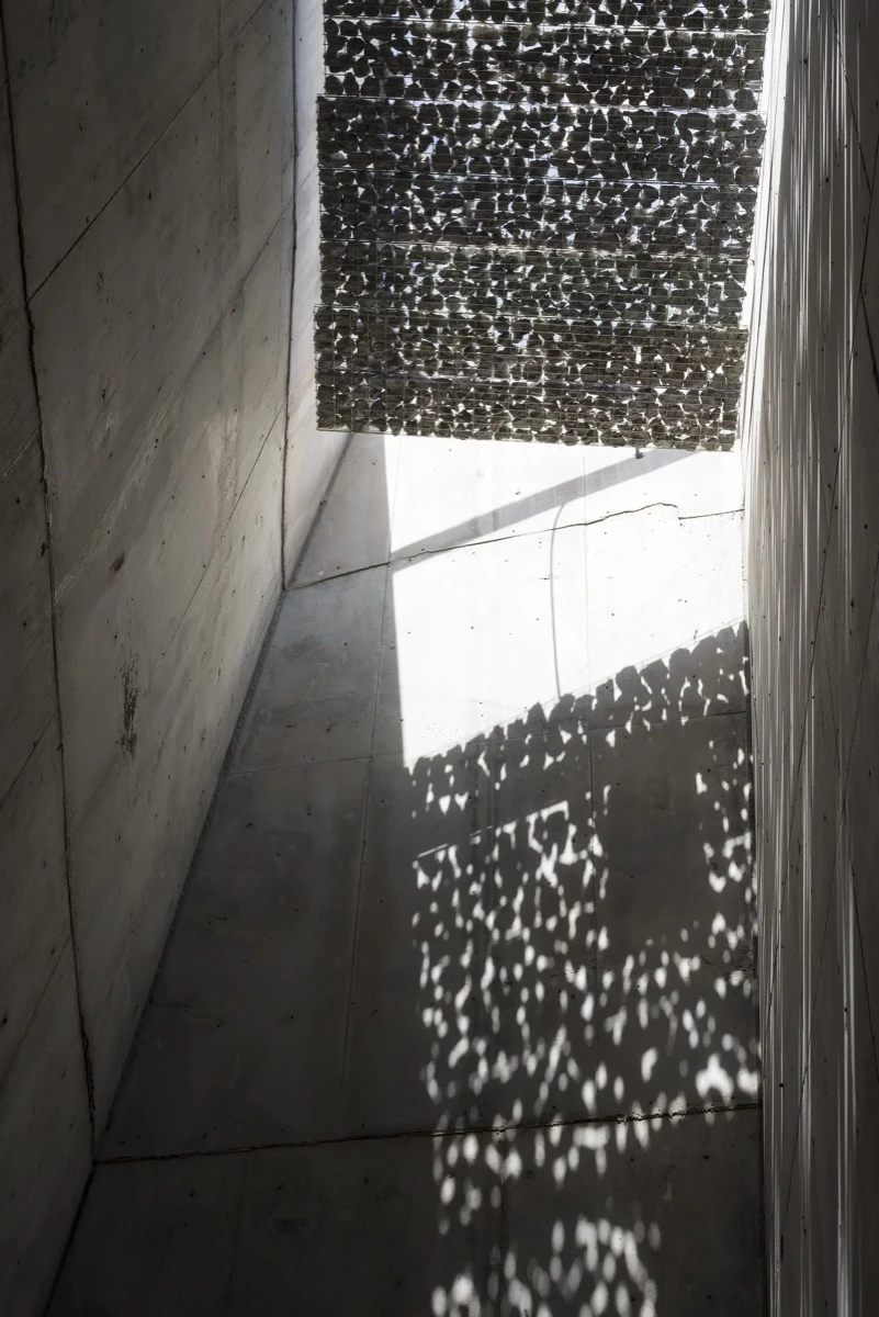 El edifico dialoga con la geología de Tenerife y desde su apertura asombra por su construcción, su luz espiritual y su acústica.  