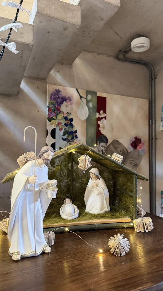 El pesebre acompaña la ambientación navideña en la casa de Laura Ale. 