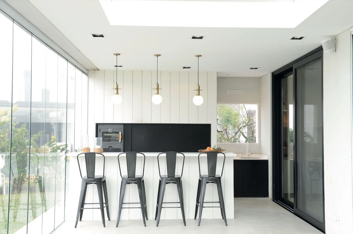 revestimiento en siding blanco que se luce en otros espacios de la casa.