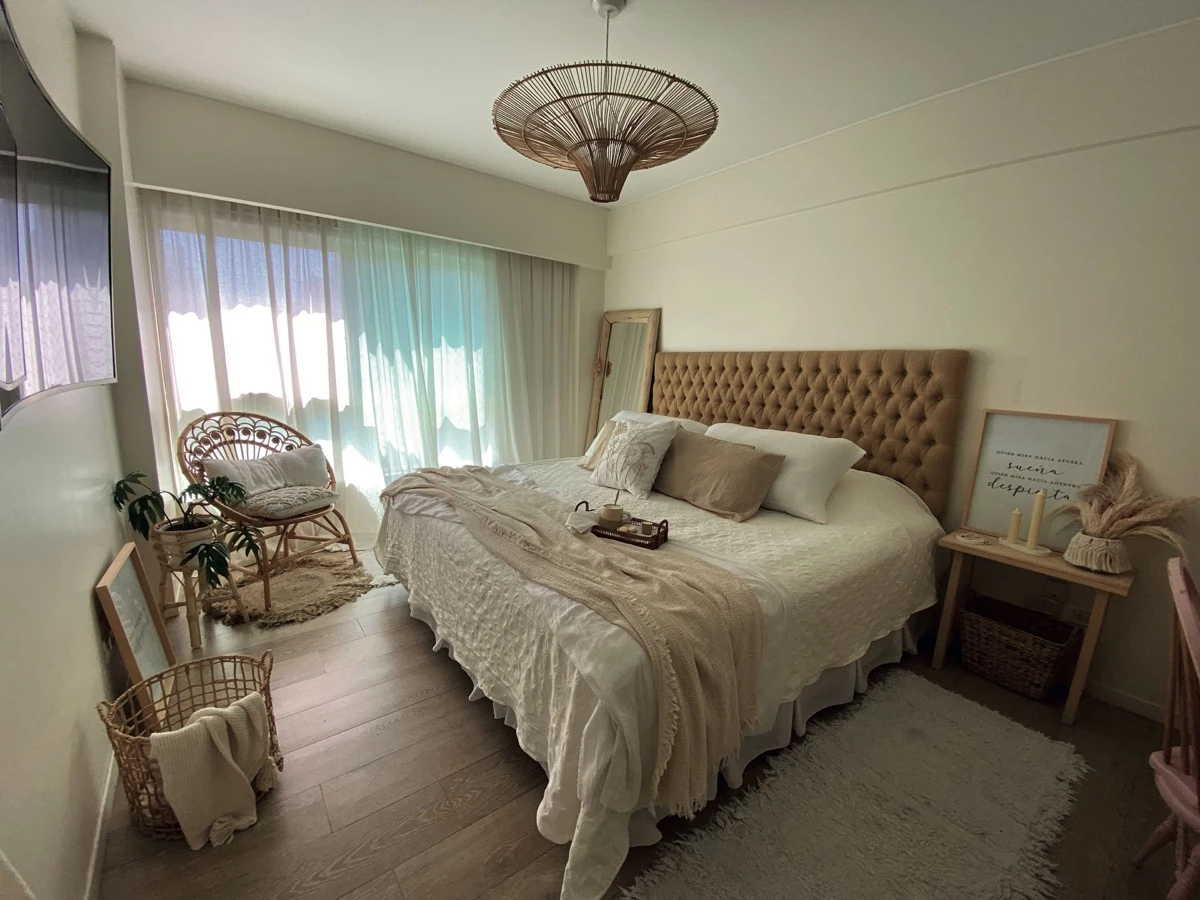 En el dormitorio principal, tonos neutros y fibras naturales.  