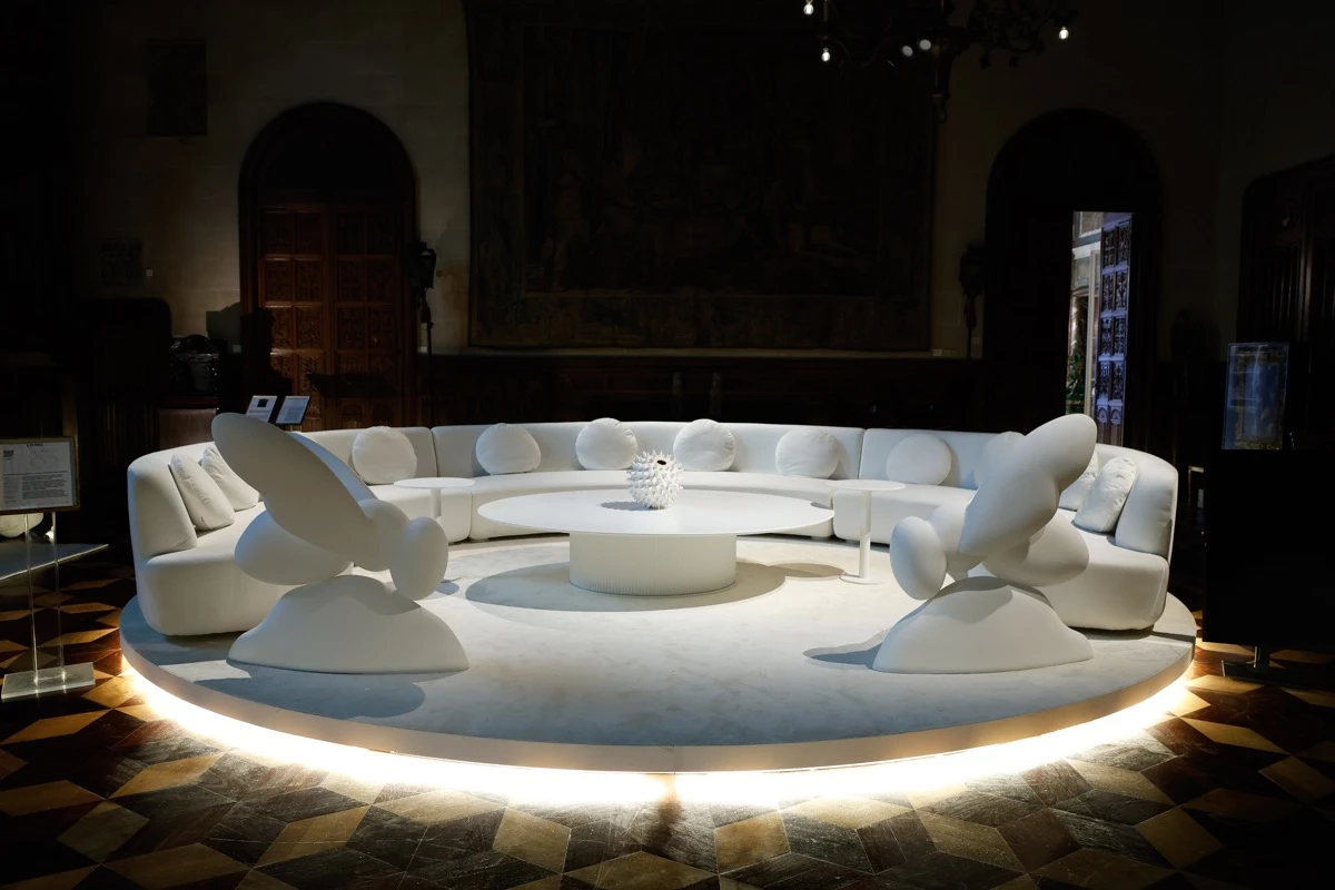 El recorrido de un edificio emblemático de la Ciudad de Buenos Aires se reinventa en la exhibición de Laura Orcoyen.