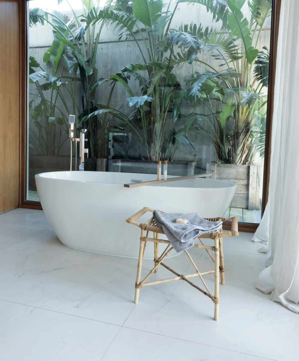 Un baño con luz natural y el toque botánico.