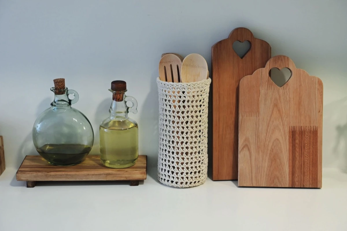 Tablas de madera y detalles en fibras.  