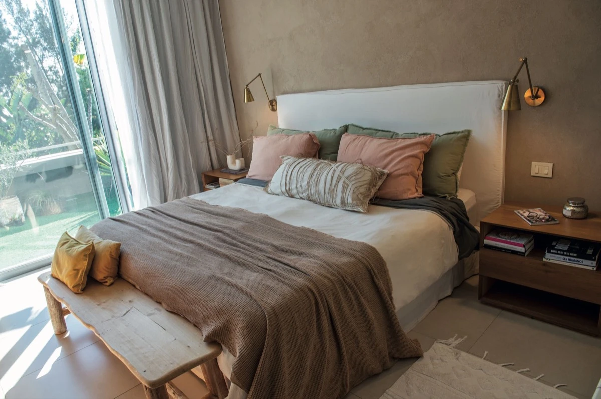 El dormitorio, bañado con un evestimiento plástico color arena. 