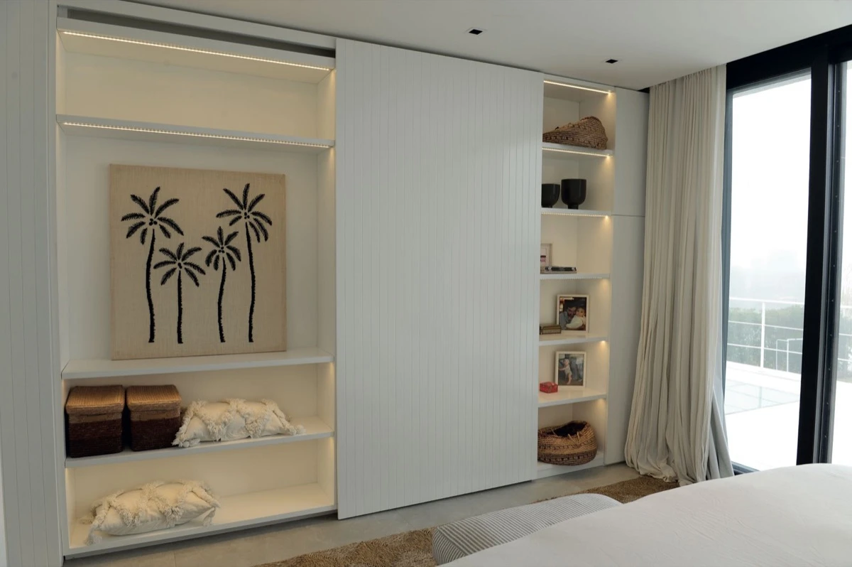 Todo el mueble es de madera ranurada laqueada en blanco.