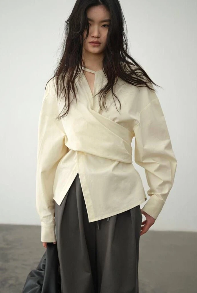 La paleta de colores es neutra.