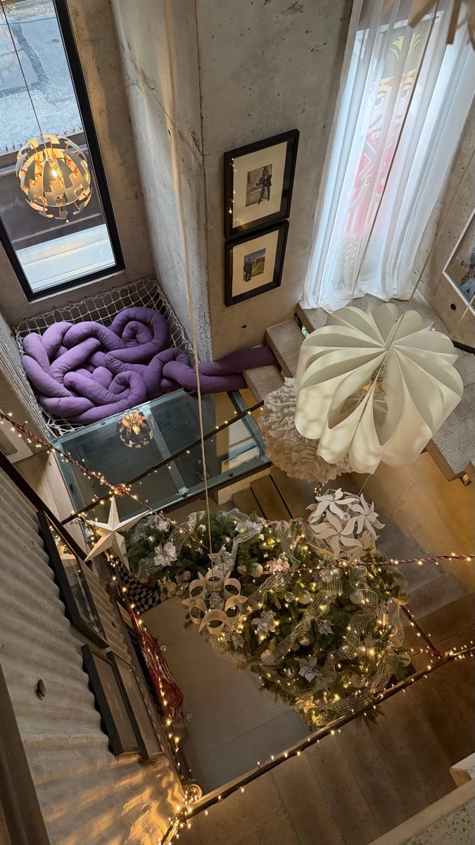 En el momento justo -antes del 8/12- y en el lugar indicado: ¡en el pulmón de la escalera!