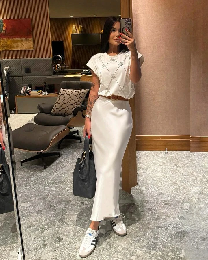 Falda satinada + top da un look veranigo, cómodo y elegante.