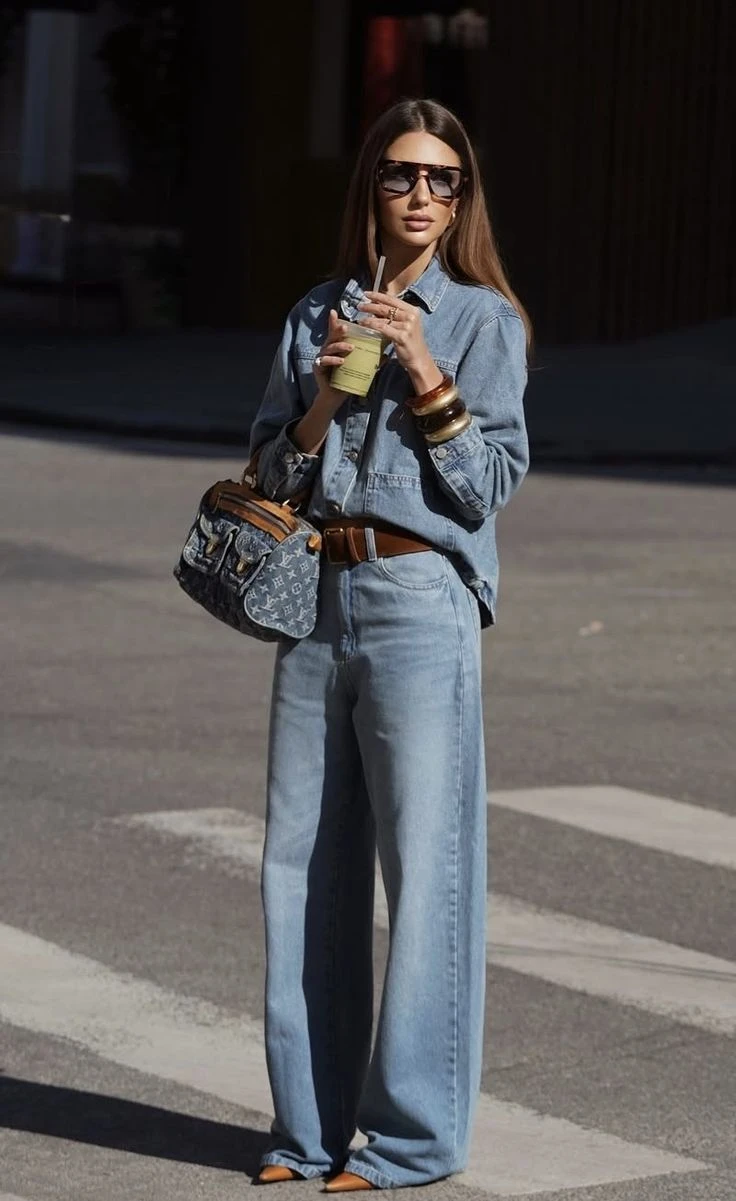 Cómo combinar denim + denim sin fallar: la fórmula inspirada en el look relajado de Juliana Awada