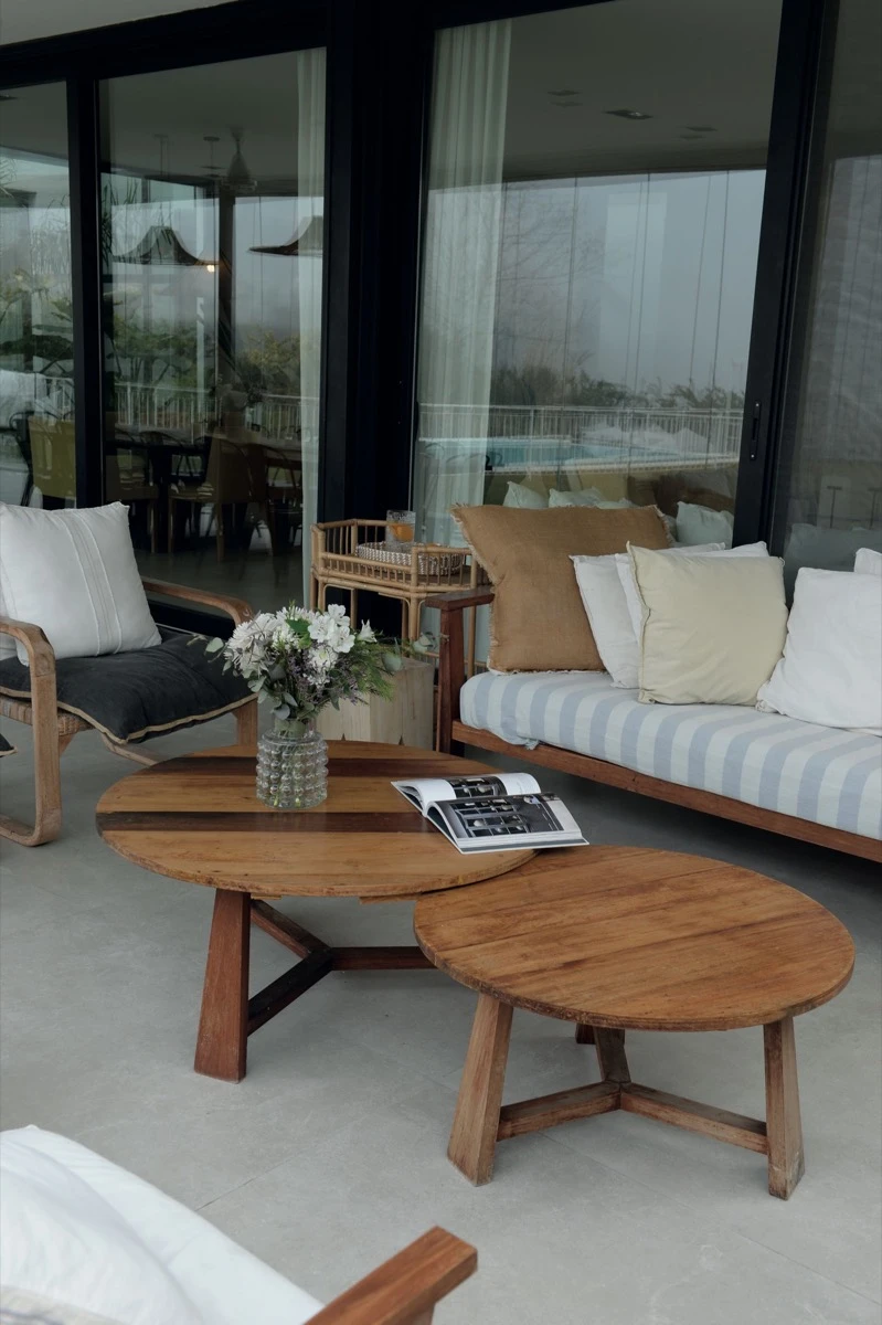 Los sillones del living exterior y su mesa ratona son de lapacho