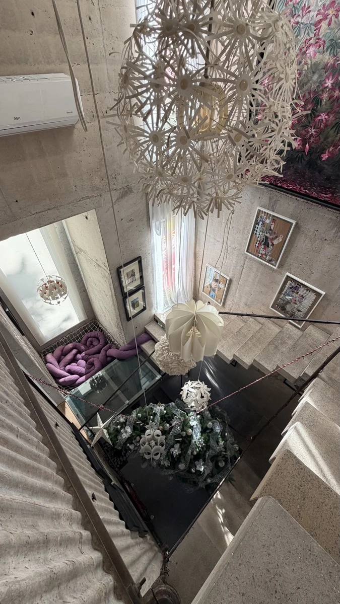 En el corazón de la casa de Laura Ale, el árbol símbolo de la Navidad. 