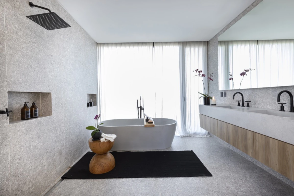 Superficies suaves y tonos cálidos invitan a vivir una experiencia spa en casa.