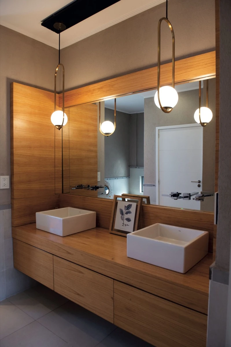 El baño principal en suite tiene un mueble volado de madera de petiribí. 