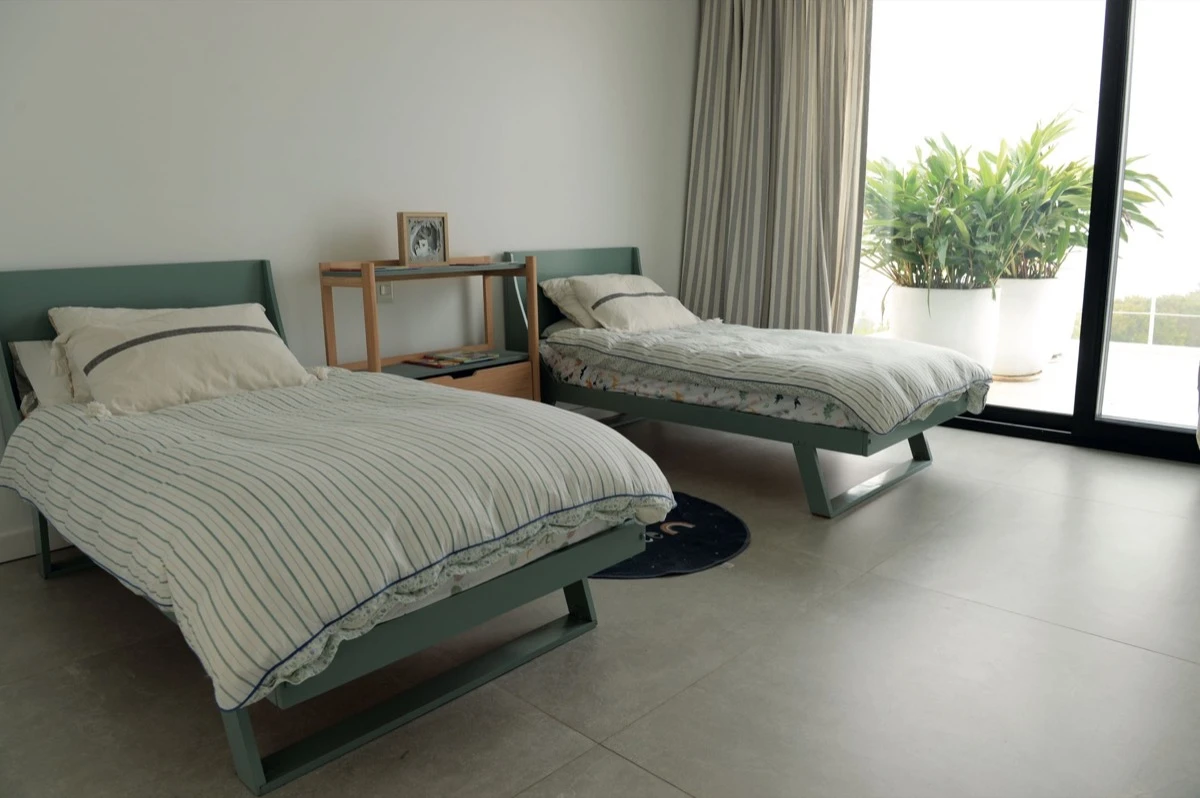 En el cuarto de los chicos, las camas son de patas plegables.