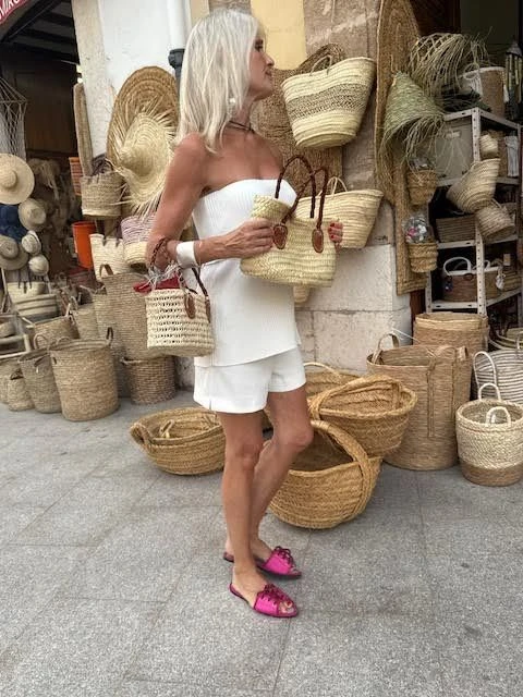 Un look con toques mediterraneos.