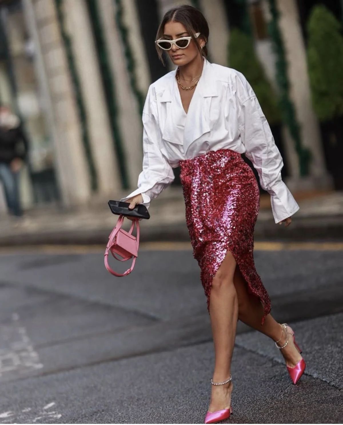 Falda rosa + camisa blanca oversize: romanticismo moderno