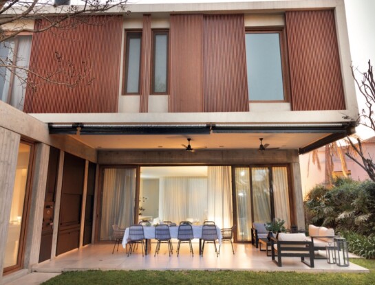 Una casa enseña cómo integrar interior y exterior en sintonía con la naturaleza 