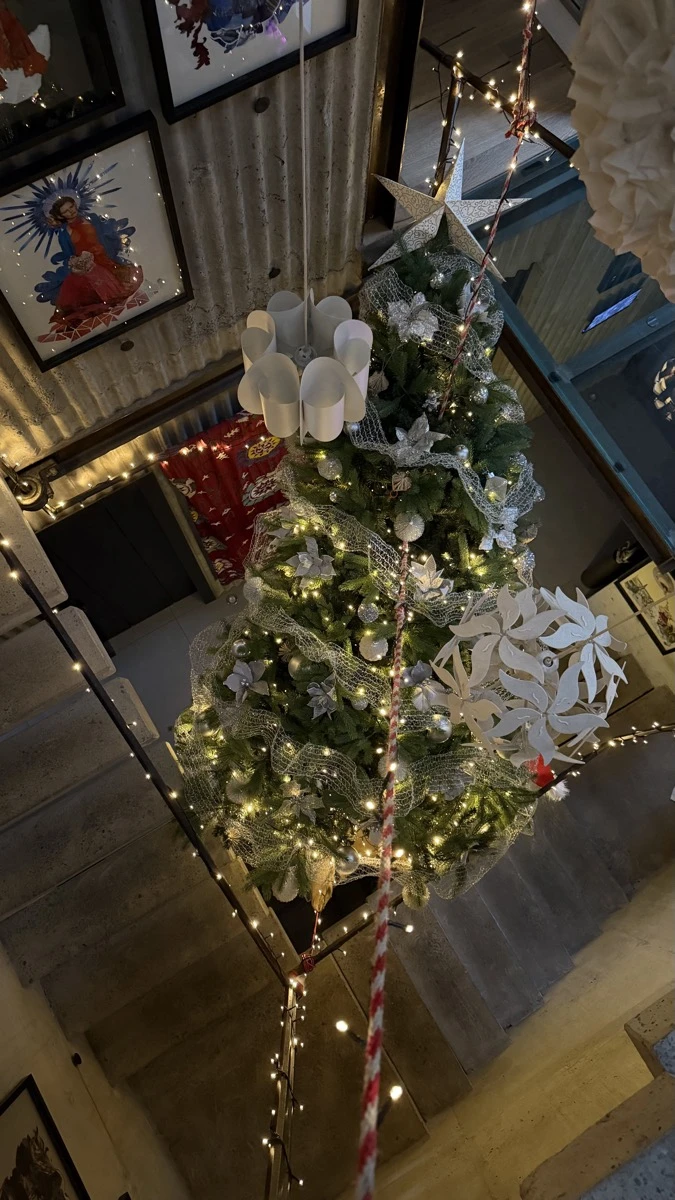 Las luces del árbol de Navidad inclinada crean un ambiente único. 