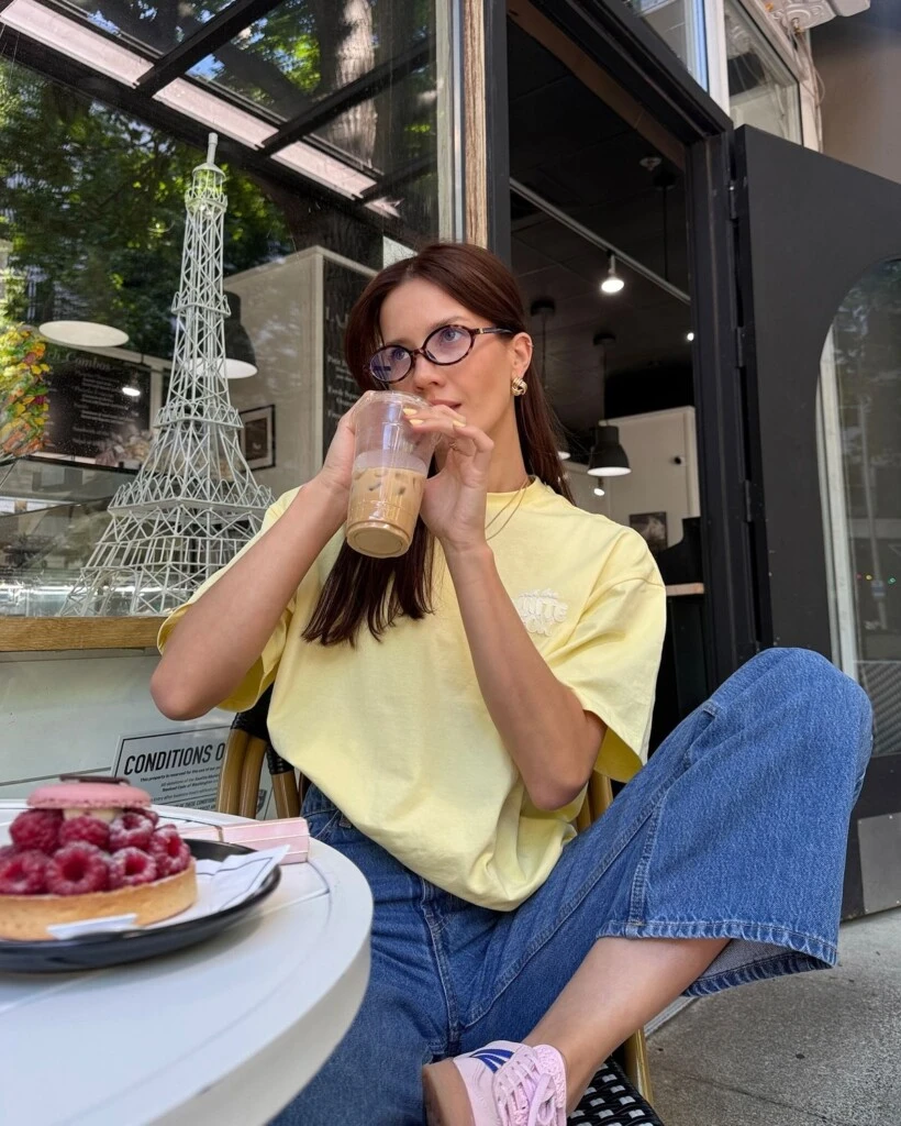 Un look casual y cómodo.