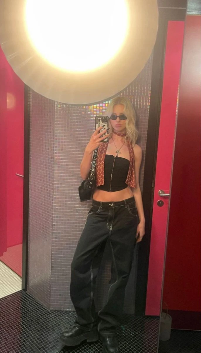 Pampita llevó el pañuelo finito: el accesorio dosmilero que tenés que sumar a tus looks de primavera verano