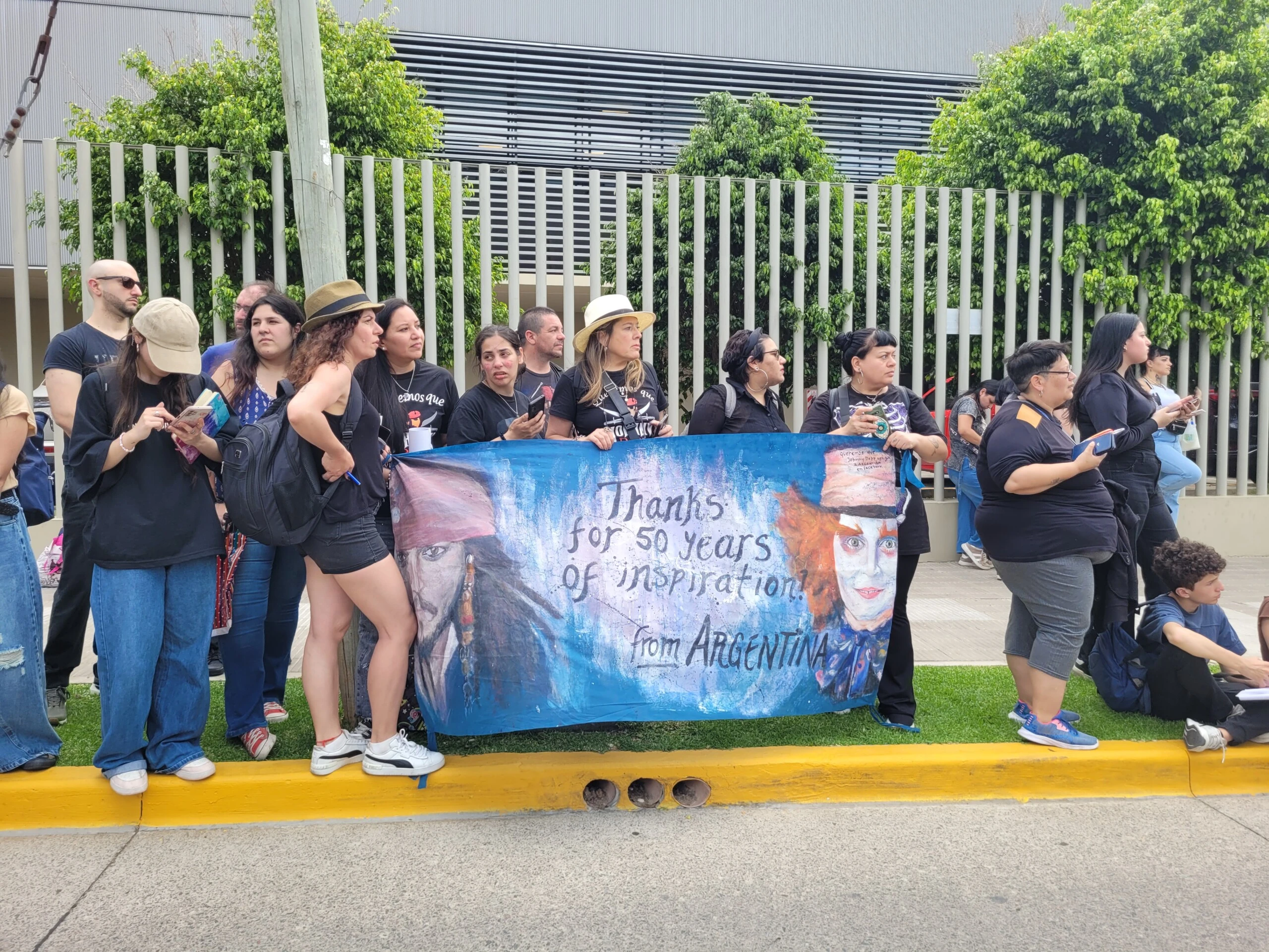 Los fans esperaron a Depp desde muy temprano con carteles y cartas. 