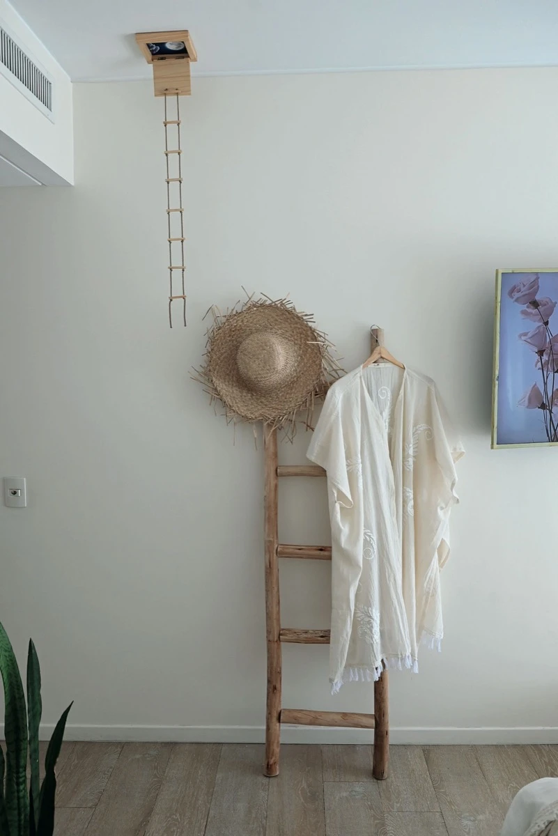 La escalera, con un poco de funcionalidad y mucha estética de verano. 