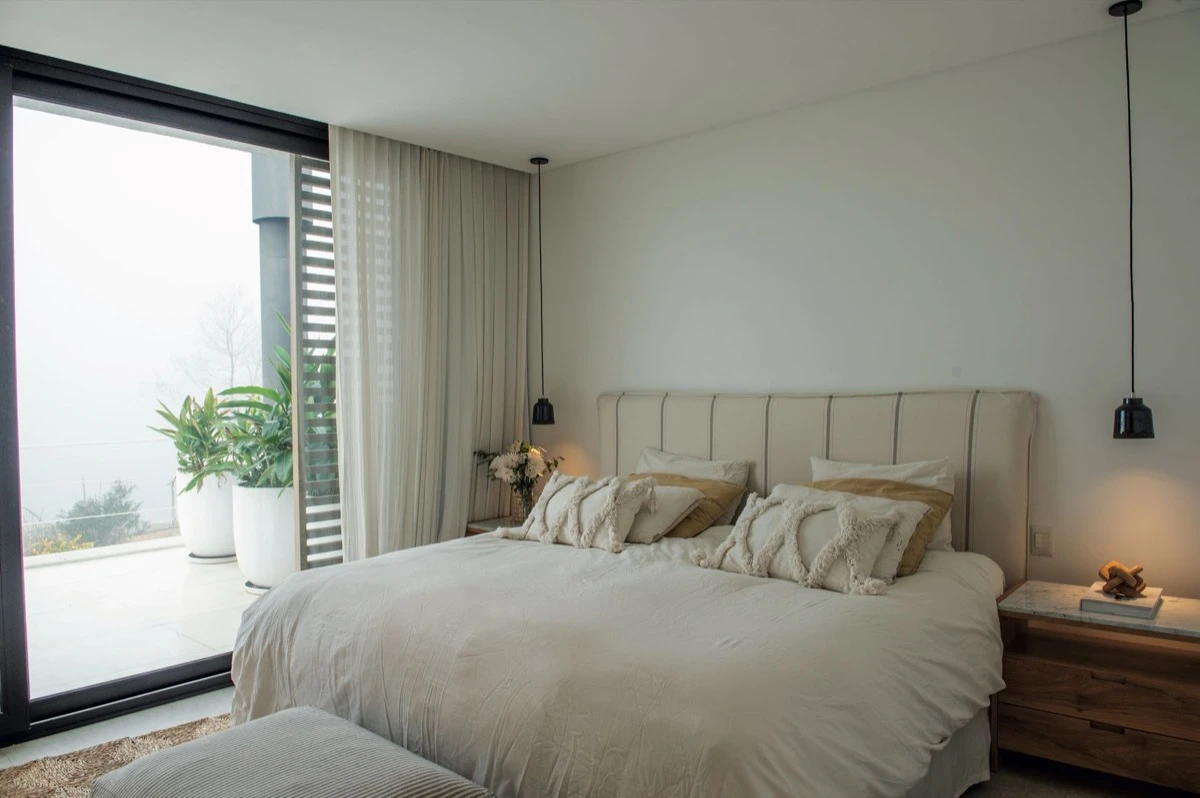 La cama tiene respaldo con funda de tela a rayas, ítem tendencia deco.