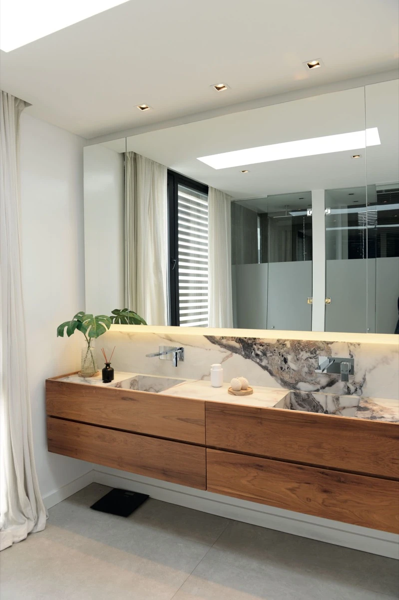En el baño principal se destaca la mesada en mármol Purastone con veta