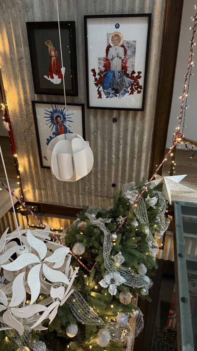 El árbol de Navidad suspendido alrededor de la escalera. 