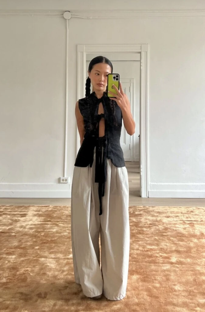 La paleta de colores es neutra.