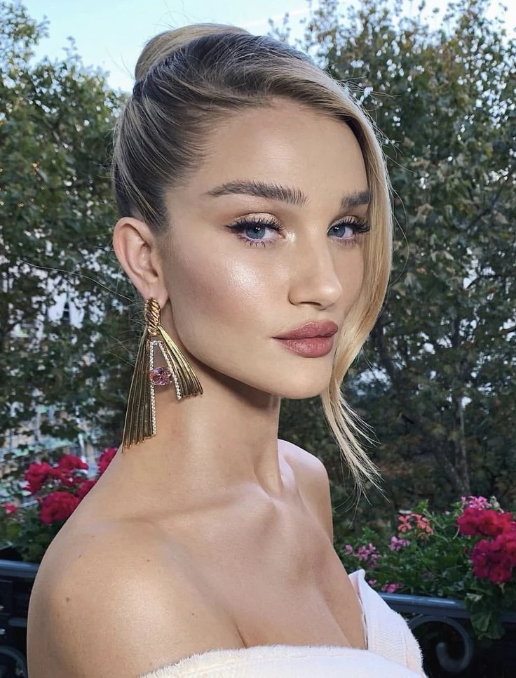 Cómo elegir tu peinado de fiesta según tu pelo y tu vestido