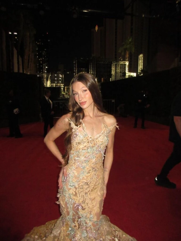 Yami Safdie en la red carpet by Pucheta Paz.