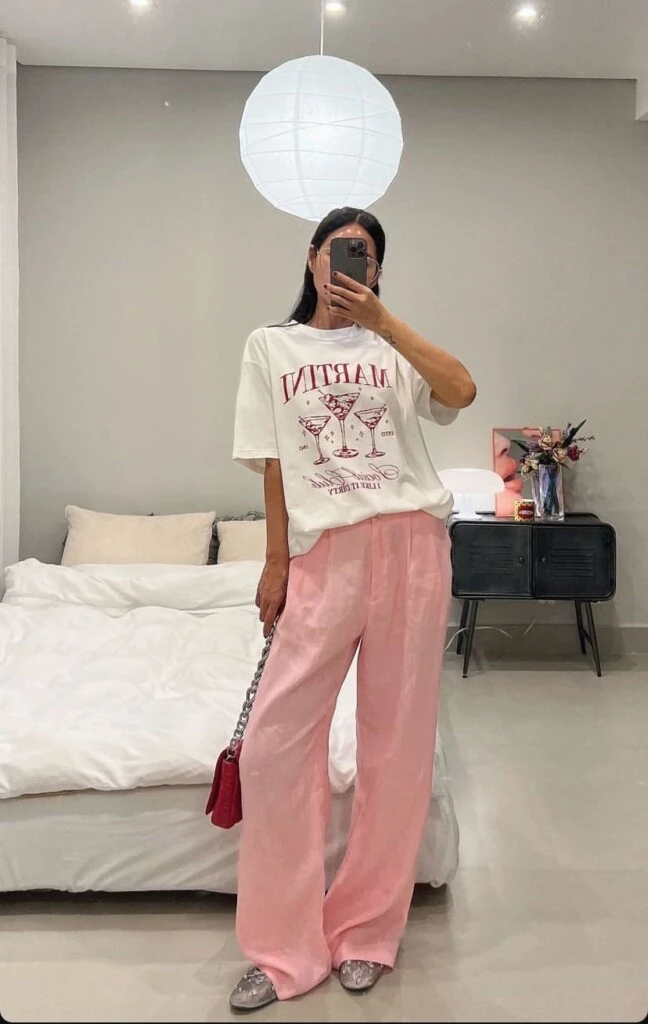 Pantalón sastrero + remera gráfica es un look colorido y cómodo.