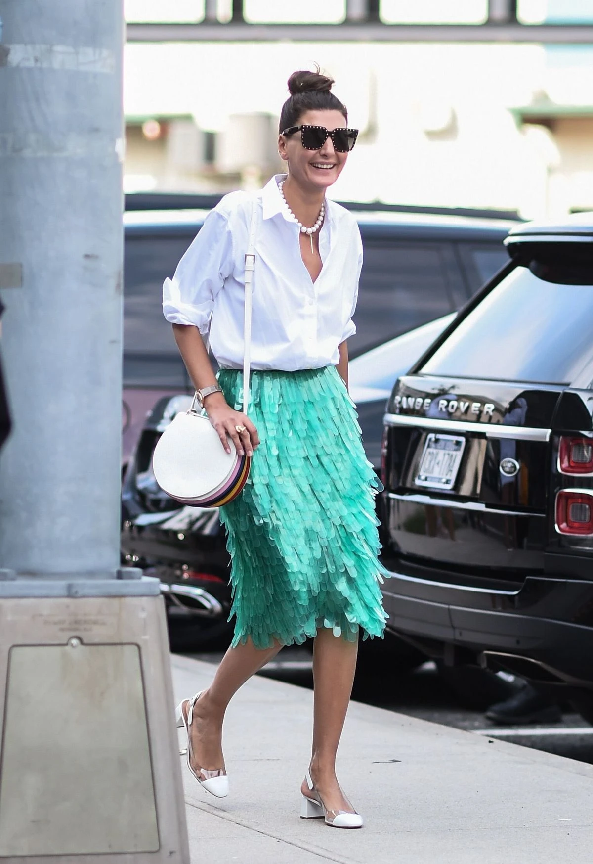 así se llevan las polleras de lentejuelas con camisas, la fórmula de estilo más chic del verano