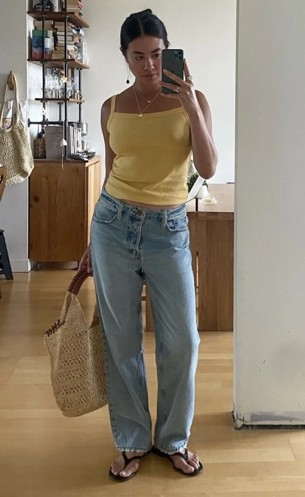 Un look casual y cómodo.