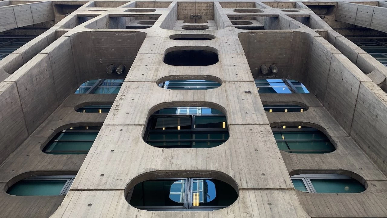 Un ícono brutalista del microcentro porteño.