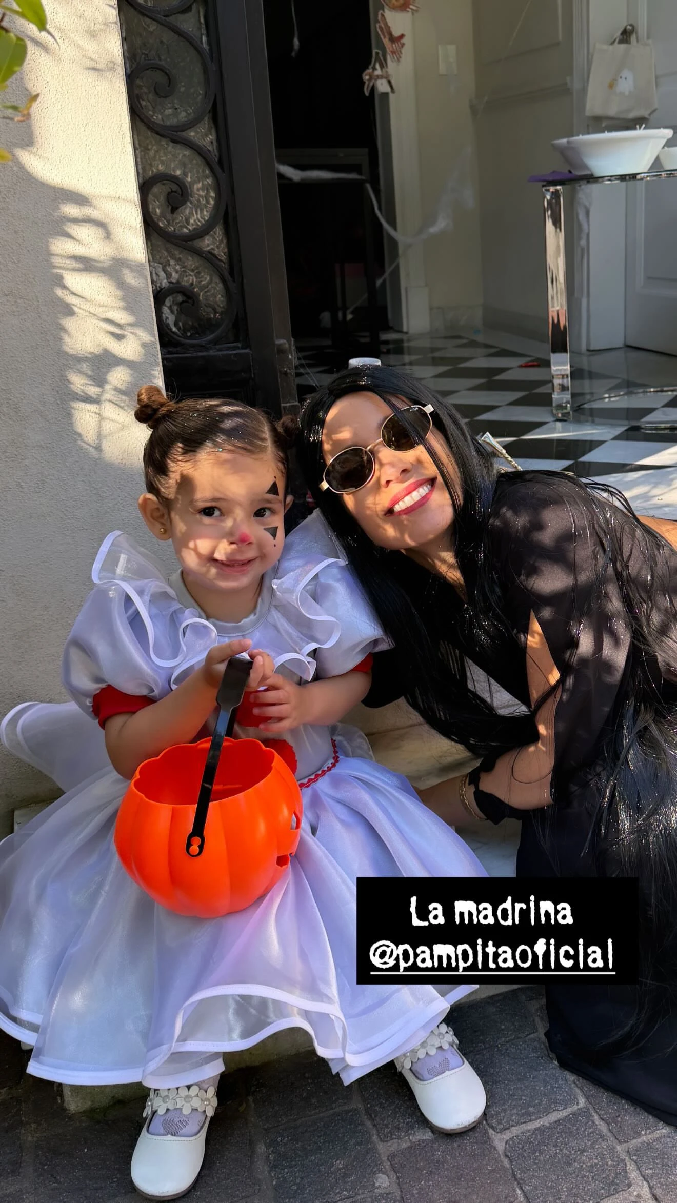 Pampita posó con Sarah Burlando con looks Halloween