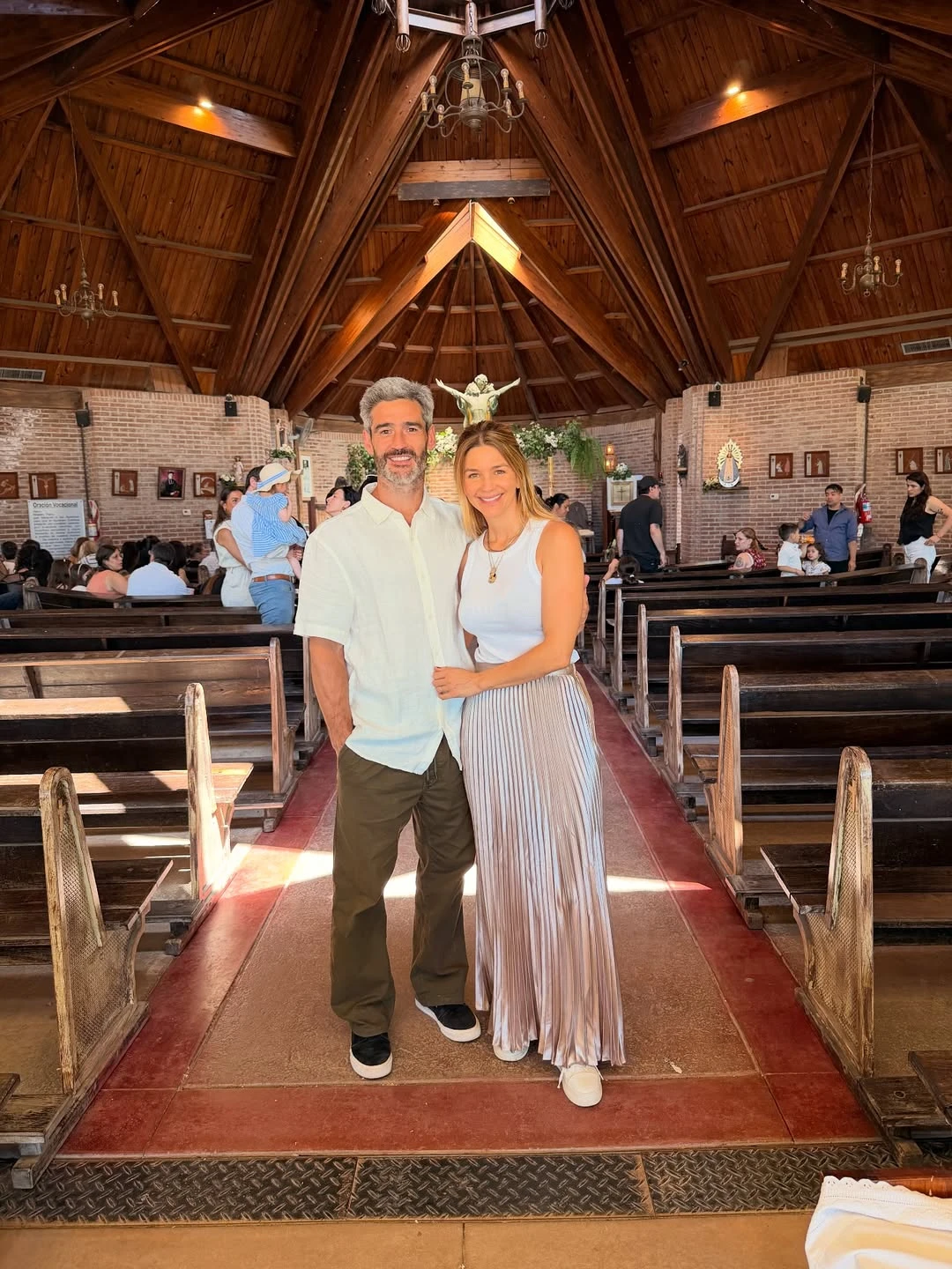 Así fue la primera comunión de la hija de Marcela Kloosterboer: los looks, la torta y las estampitas personalizadas