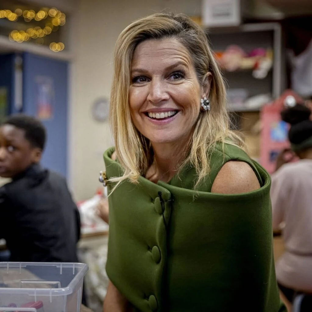 Máxima marca tendencia con un look monocolor de top con estola: una apuesta moderna y original