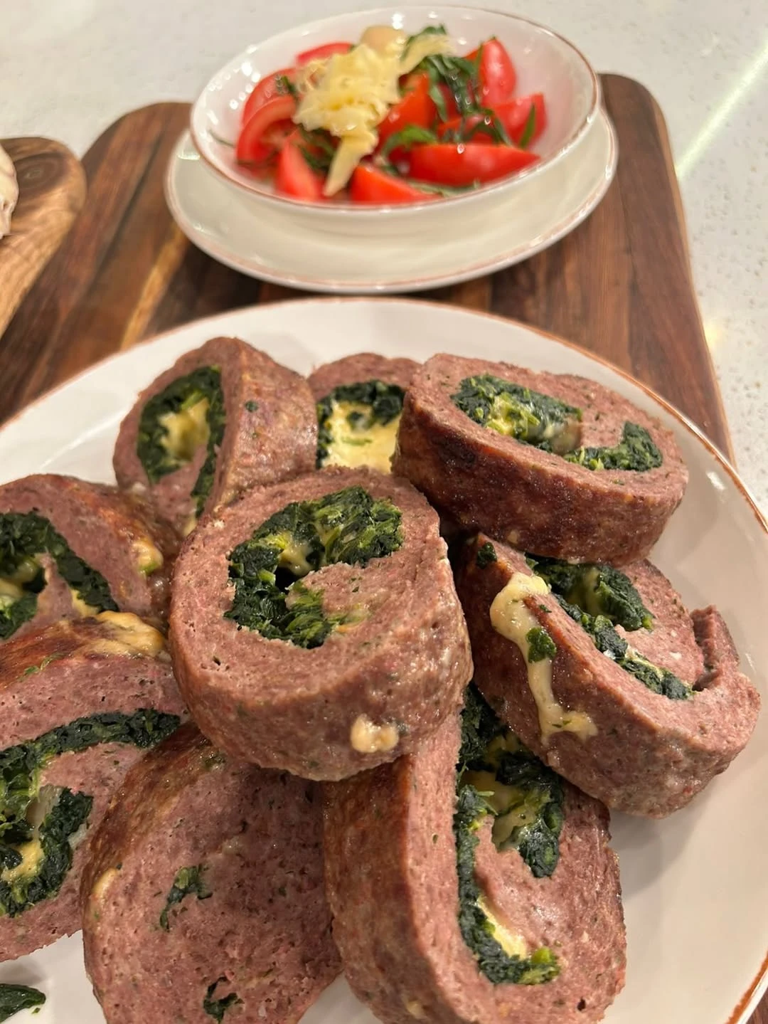 Pastel de carne al horno con acelgas con costra de sésamo 