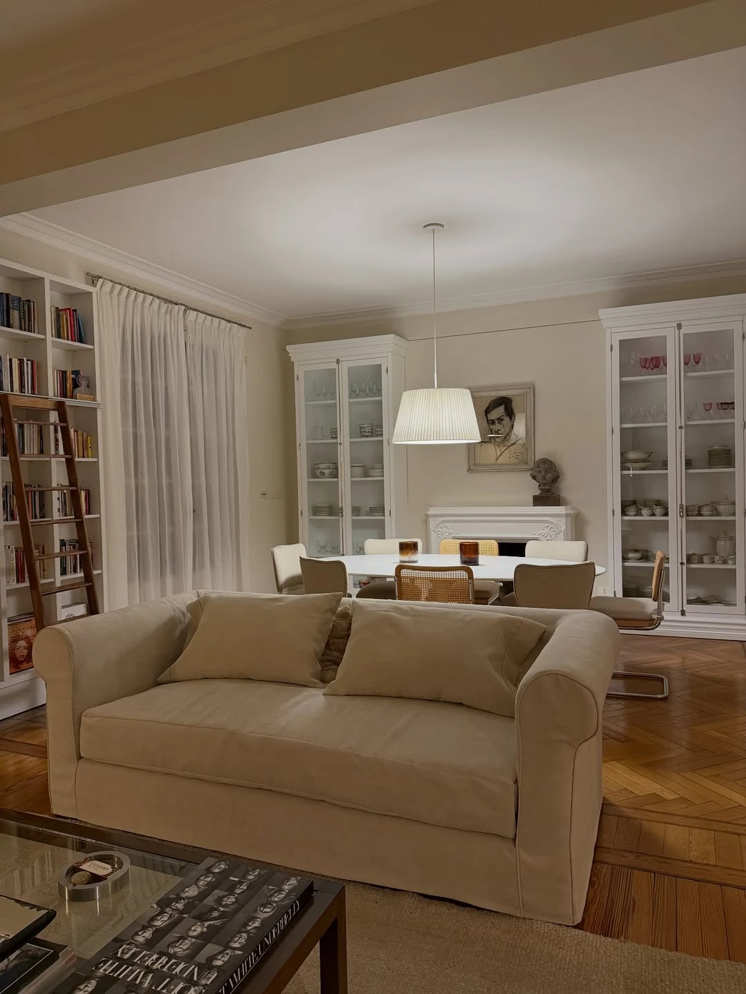 Así es la casa luminosa y minimalista de Julieta Ortega: su refugio en Buenos Aires