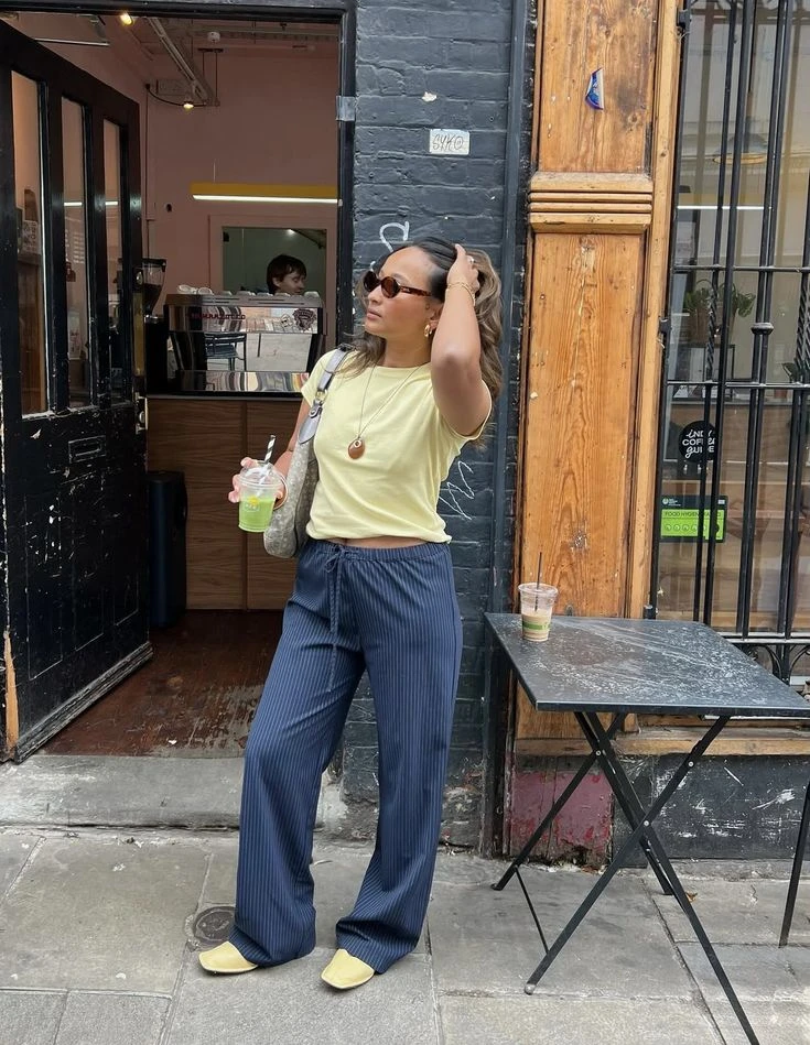 Un look casual y cómodo.