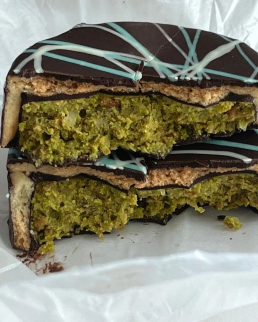 alfajores Dubái, receta con pistacho, alfajores de chocolate, postre exótico, dulces árabes, masa filo, repostería casera