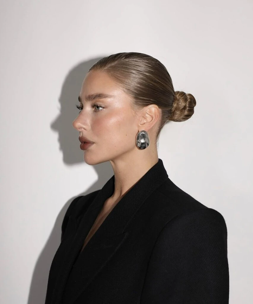 Un makeup y peinado simple y prolijo.