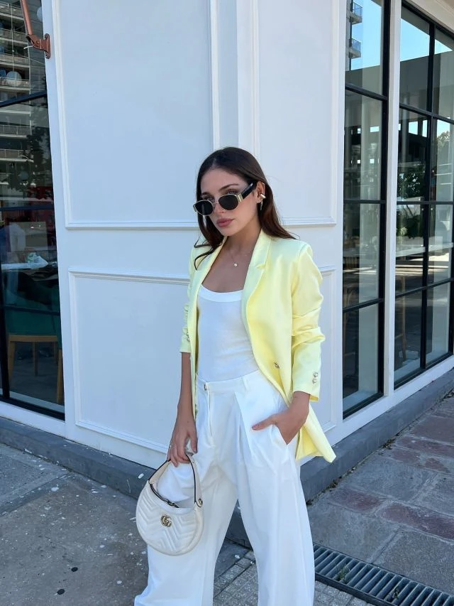 Un look de oficina y vanguardista.