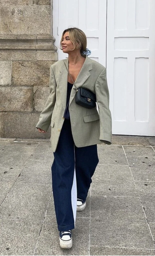 El look blazer+jean es un clásico que nunca falla.
