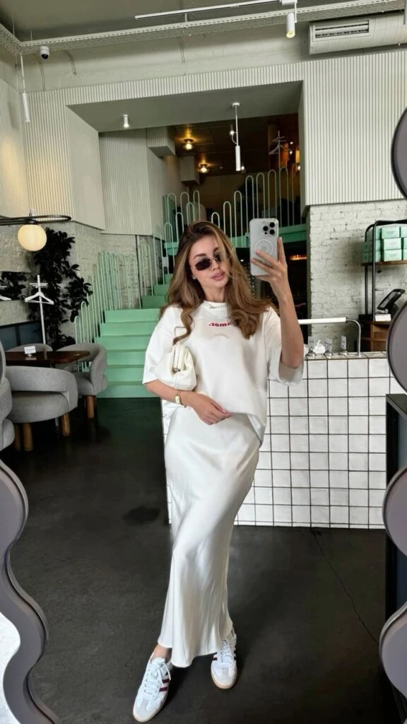 Falda satinada + top da un look veranigo, cómodo y elegante.