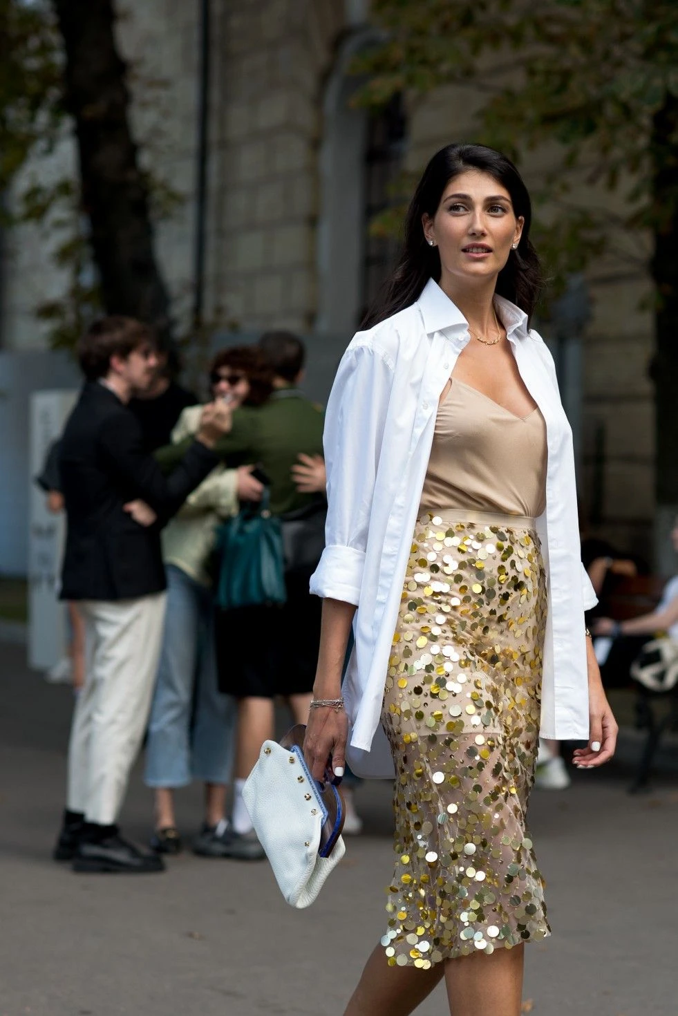 1. Midi de lentejuelas + camisa abierta: el look chic de día