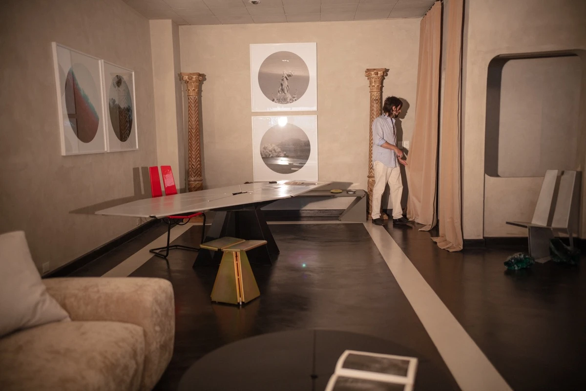 Durante la pandemia Antonio Llambías creó Valuarte a la que él presenta primero aclarando lo que no es: no es una tienda ni showroom; Valuarte funciona como un estudio “speakeasy del diseño” 