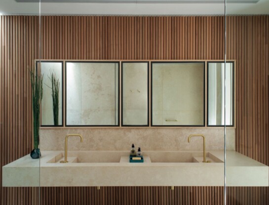 Madera en los baños: la tendencia cálida que transforma el espacio cotidiano